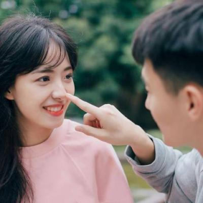 30岁孙怡热辣妩媚,一袭粉红无肩裙彰显魔鬼身材,腰臀比例绝佳