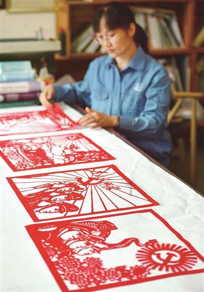 十九届五中全会主席台背后悬挂的图标是哪一个？游戏画面